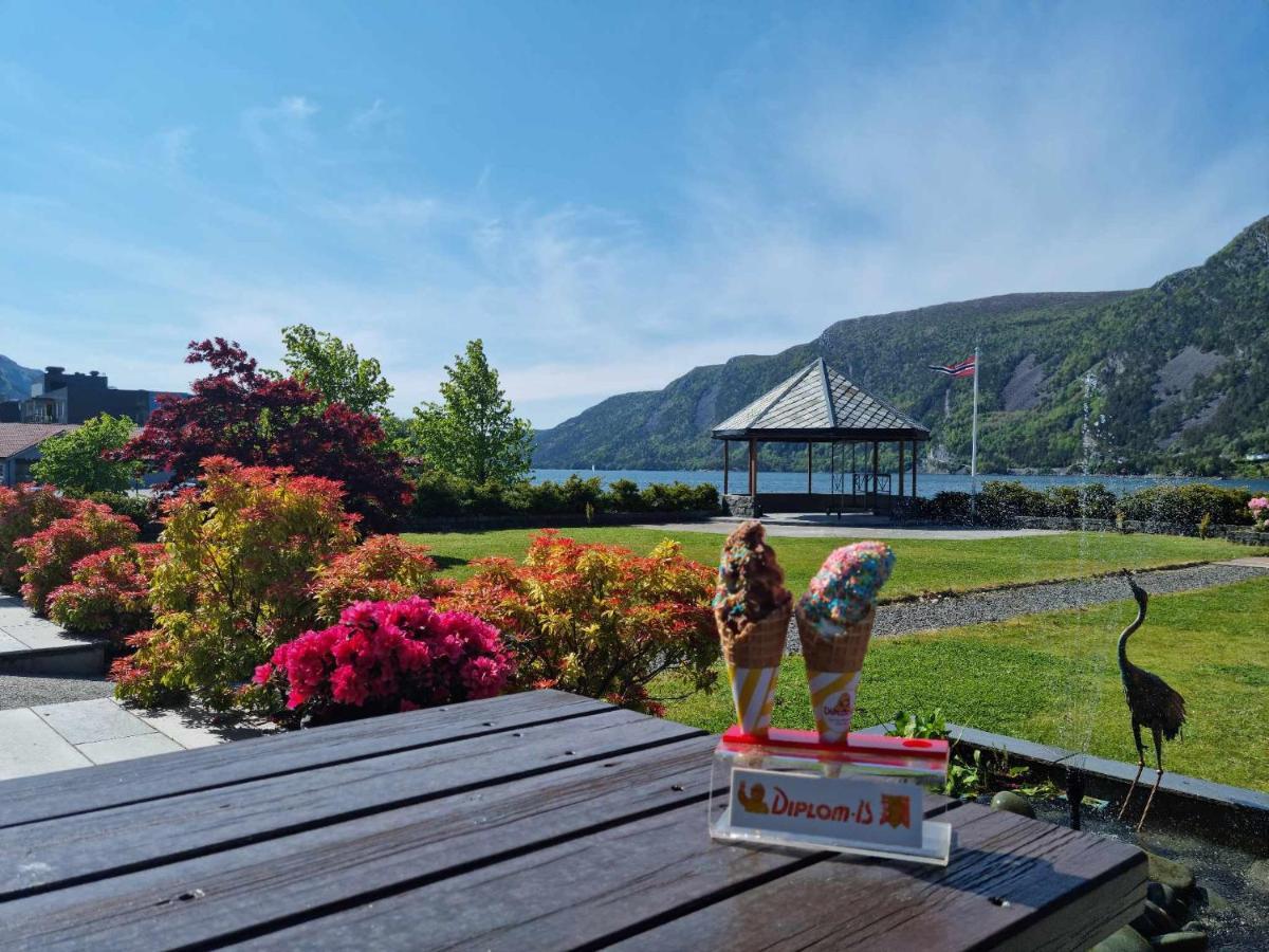 Bremanger Fjord Hotell Svelgen Exterior foto